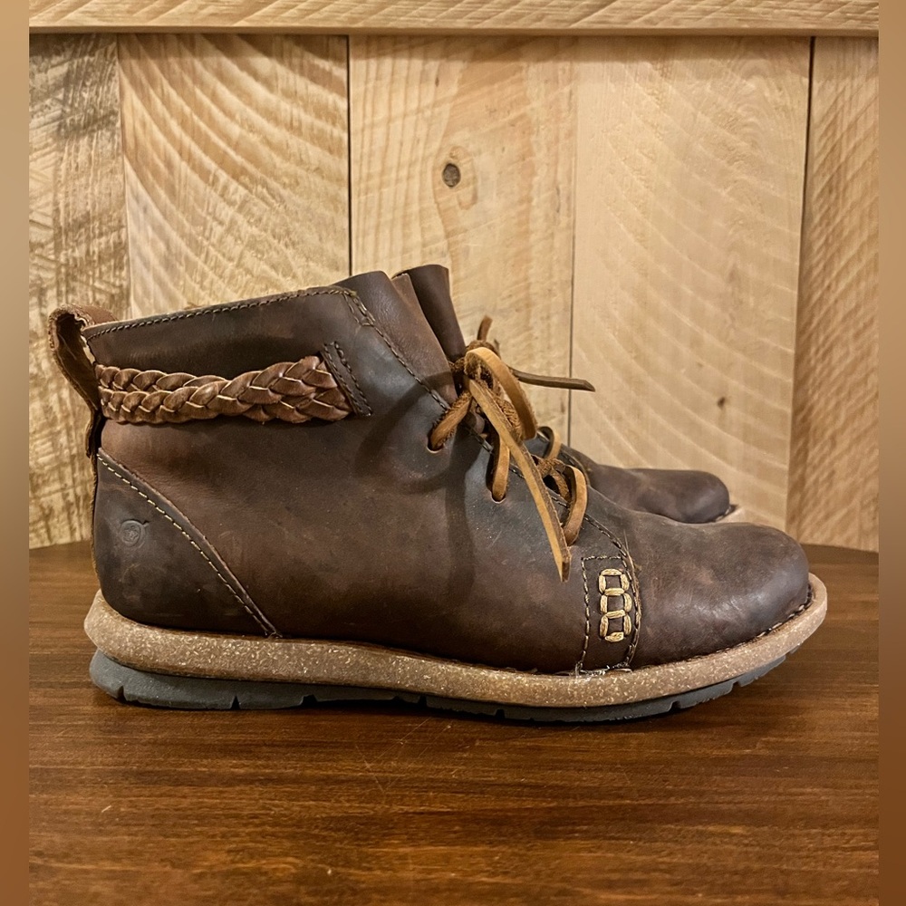 BORN Artisan Barn Boots. Temple Style. Women’s Size 8